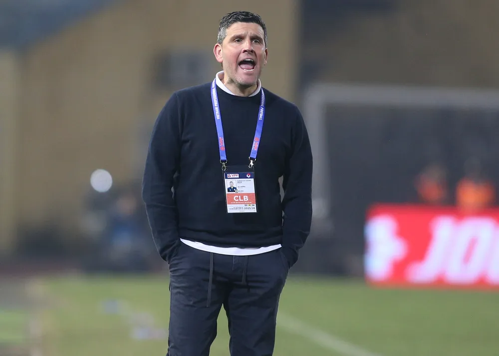 HLV Albadalejo bị phạt nặng vì những phản ứng gay gắt sau trận đấu ở vòng 12 V-League 2025-2026. Ảnh: Q.T