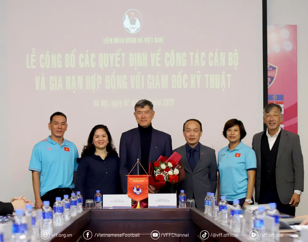 Ông Koshida Takeshi cùng lãnh đạo VFF và các cộng sự tại lễ ký gia hạn hợp đồng vào sáng 2-2.