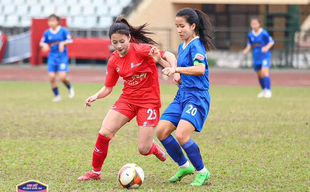 Phong Phú Hà Nam (áo đỏ) sớm vô địch sau chiến thắng 2-1 trước Thái Nguyên T&T.