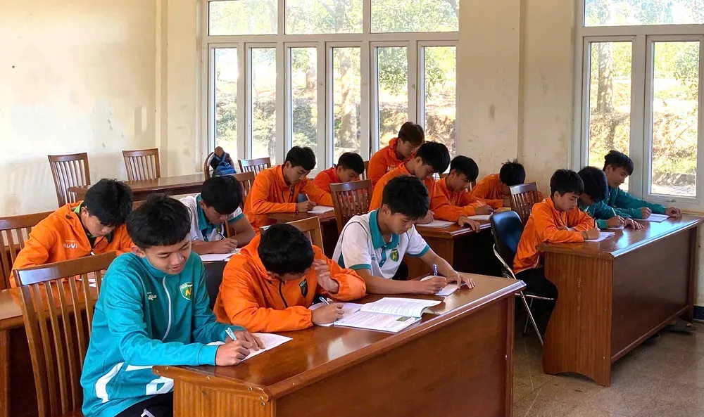 Hoc vien cua Hoc vien bong da Nutifood tai lop hoc van hoa.jpeg