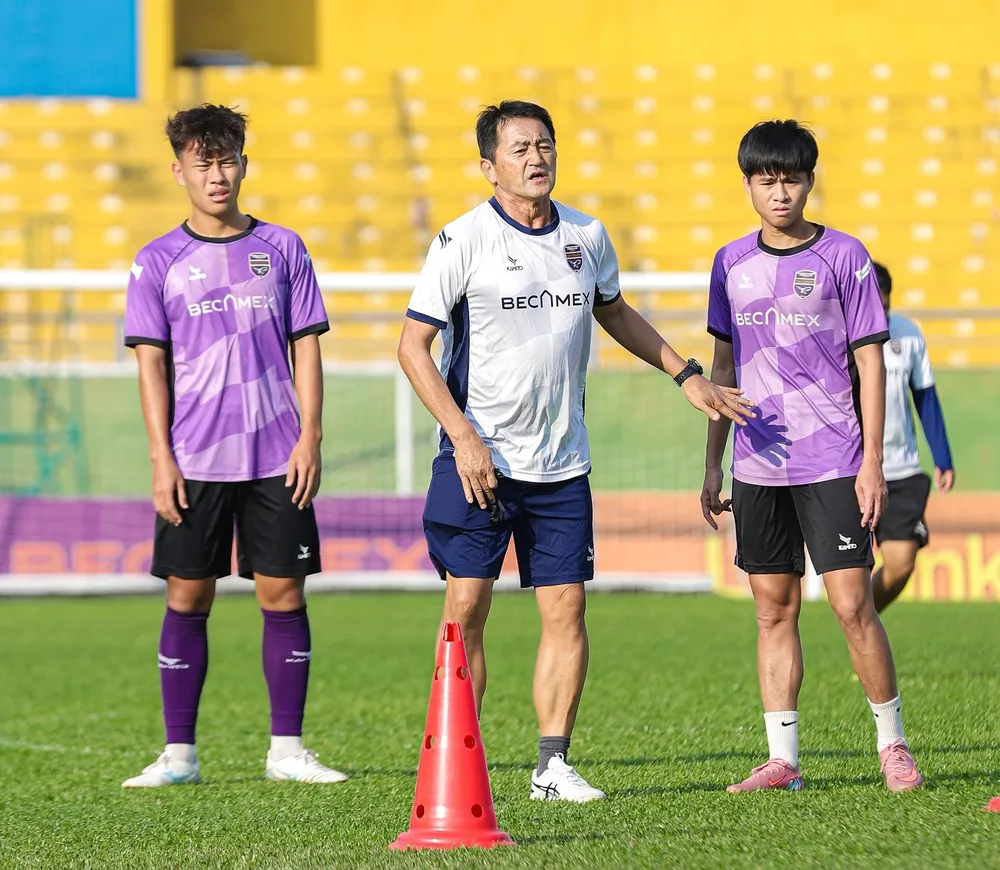 Becamex TPHCM chờ quà ra mắt của tân HLV Ueno Nobuhiro