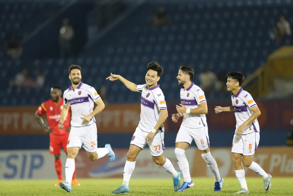 Tấn Tài thực hiện "siêu phẩm" ở bàn mở tỷ số cho đội chủ nhà vào phút 18. Ảnh: DŨNG PHƯƠNG