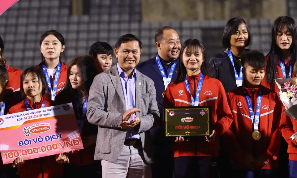 Phó Chủ tịch VFF Trần Anh Tú trao giải Nhất cho đội Phong Phú Hà Nam.