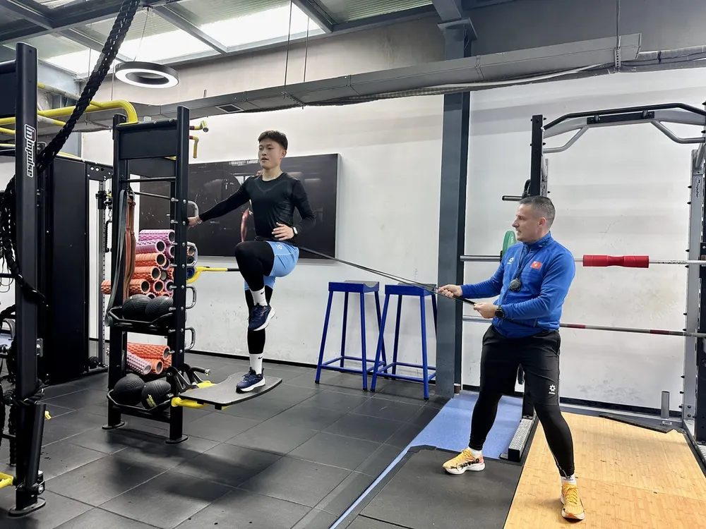 Các cầu thủ tập ở phòng Gym dưới sự hướng dẫn của trợ lý HLV chuyên trách thể lực.