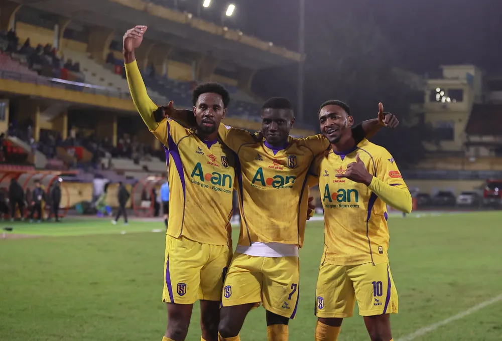 Ngày bùng nổ của các ngoại binh đã giúp SLNA thắng lớn ngay trên sân Hàng Đẫy với tỷ số 4-1. Ảnh: TRUNG TRẦN