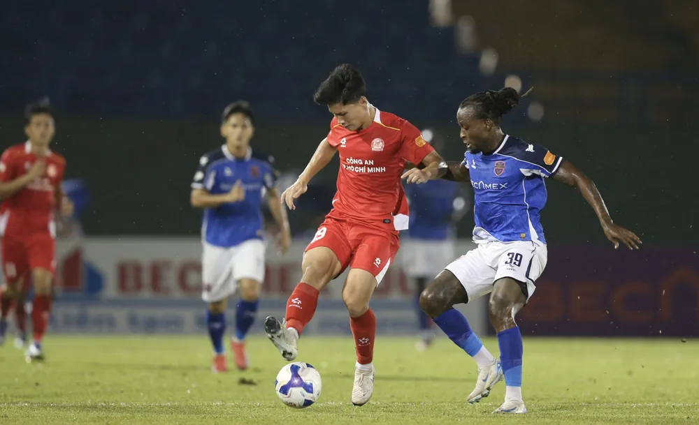 CLB Công an TPHCM sẽ tái ngộ Becamex TPHCM ngay ở vòng 14 V-League 2025-2026. Ảnh: DŨNG PHƯƠNG