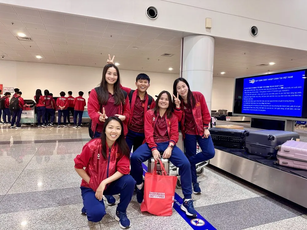 Các nữ tuyển thủ tại sân bay Nội Bài vào chiều 14-2.