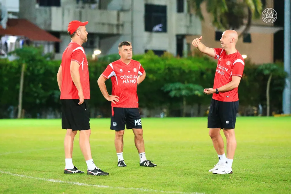 HLV Polking cùng các cộng sự đã mắc lỗi dẫn đến việc bị xử thua ở trận lượt đi. Ảnh: CAHN FC