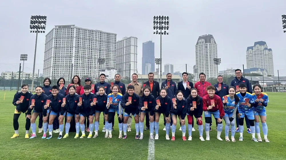 Đội tuyển nữ Việt Nam chụp hình lưu niệm đầu Xuân với lãnh đạo VFF.