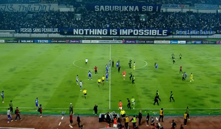 Cầu thủ CLB Ratchaburi (áo cam) và trọng tài nhanh chóng chạy vào khu vực an toàn khi rất đông cổ động viên đội chủ nhà tràn xuống sân sau trận đấu. Ảnh; AFC