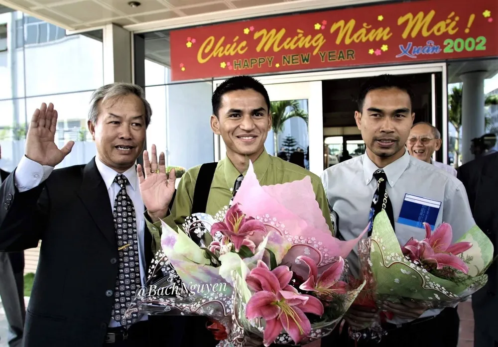 Giám đốc Kỹ thuật Nguyễn Văn Vinh ra sân bay Pleiku đón Kiatisak và Chukiet trong ngày đầu bộ đôi này gia nhập CLB HA.GL. Ảnh: BẠCH DƯƠNG