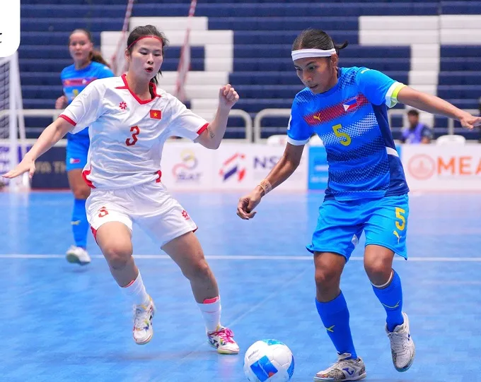 Thu Xuân nỗ lực ngăn chận pha tấn công của cầu thủ Philippines. Ảnh: FAT