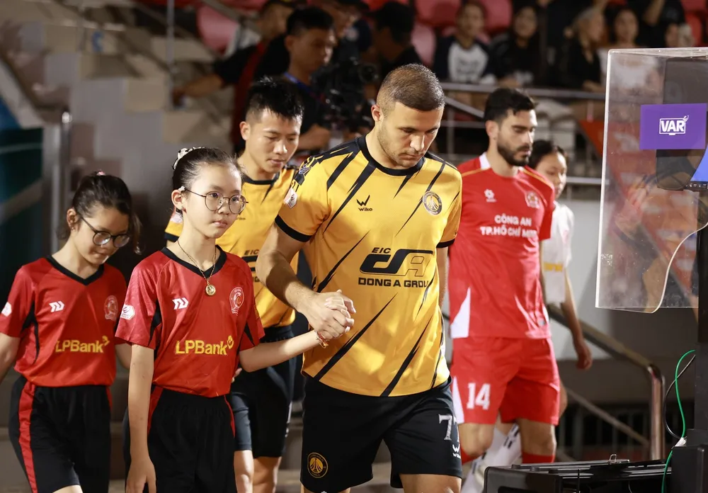 Alishelovich (Thanh Hóa) bị treo giò ở vòng 14 do thẻ phạt.