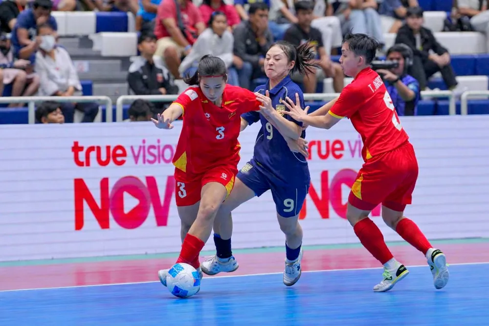 Đội tuyển futsal nữ Việt Nam tranh HCĐ với Indonesia ở giải Đông Nam Á