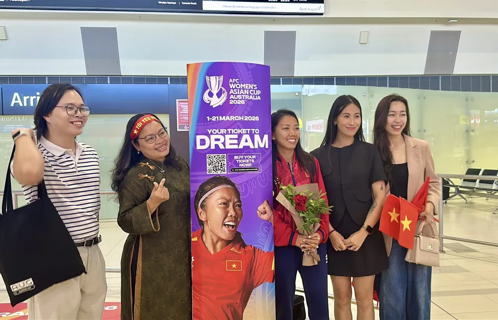 Huỳnh Như chụp ảnh lưu niệm cùng người hâm mộ khi đội tuyển đặt chân đến Perth.