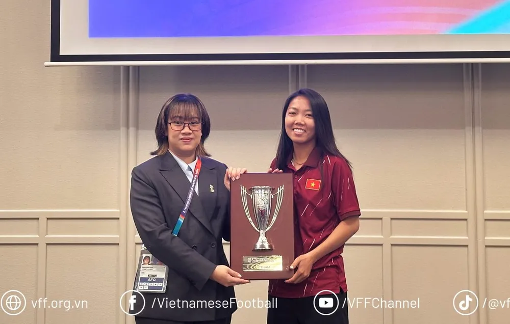 Đại diện AFC trao kỷ niệm chương đến đội tuyển nữ Việt Nam.