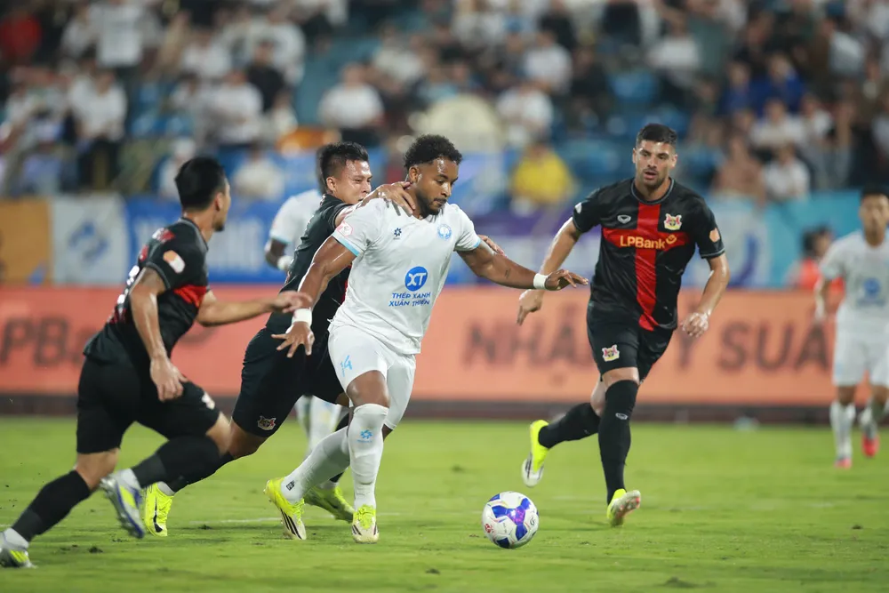 Xuân Son nỗ lực đi bóng trước các hậu vệ Ninh Bình. Ảnh: QUANG DƯƠNG
