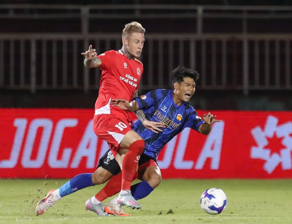 Công an TPHCM giành chiến thắng 1-0 trước HA.GL ở trận lượt đi trên sân nhà.