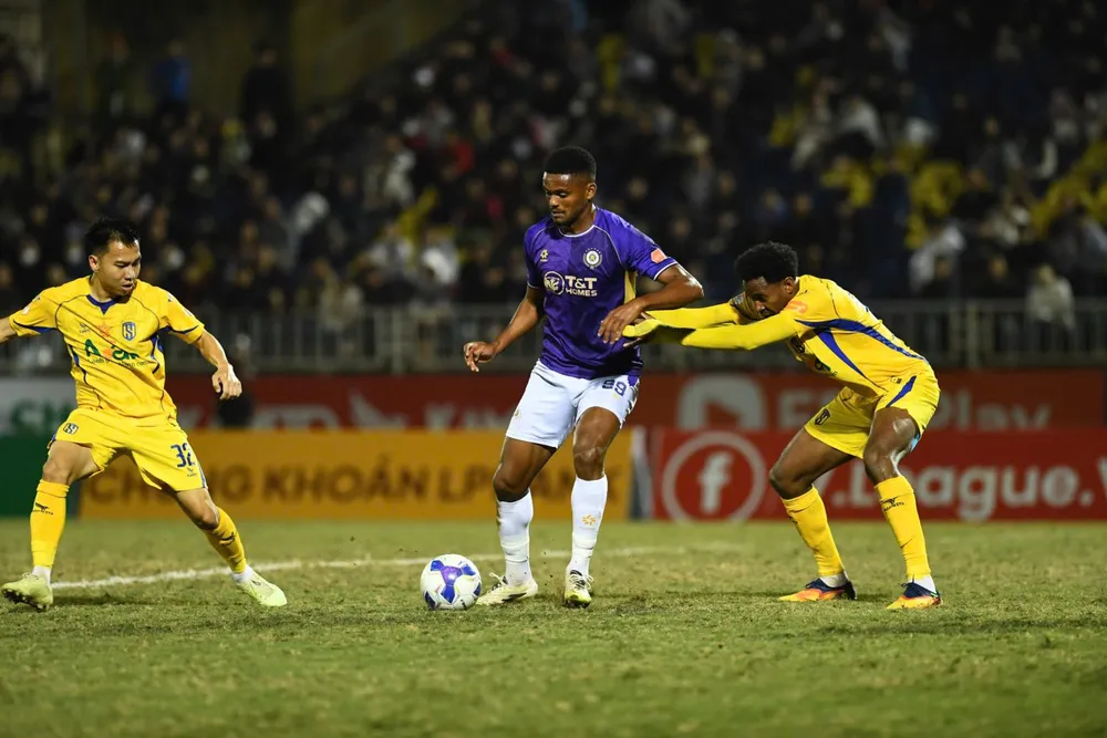 Floro Da Silva Daniel sẽ nghỉ thi đấu ở vòng 15 và 16 do thẻ phạt. Ảnh: VPF