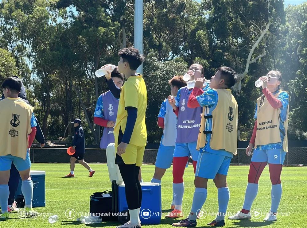 Các cầu thủ tiếp nước giữa buổi tập.