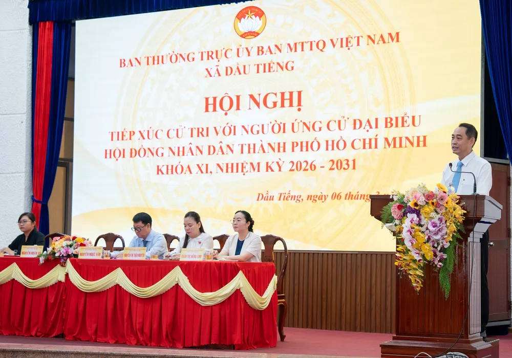 Ông Nguyễn Hoàn Vũ trong phần trình bày chương trình hành động tại buổi tiếp xúc cử tri ngày 6-3.