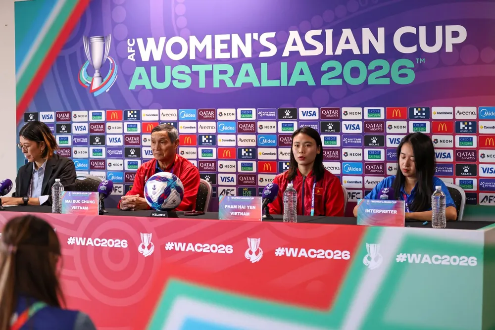 HLV Mai Đức Chung và tiền đạo Hải Yến tại buổi họp báo trưa 6-3.