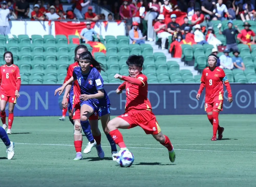 Minh Chuyên có cơ hội ra sân thể hiện mình trong cuộc so tài với đội Đài Bắc Trung Hoa. Ảnh: VFF