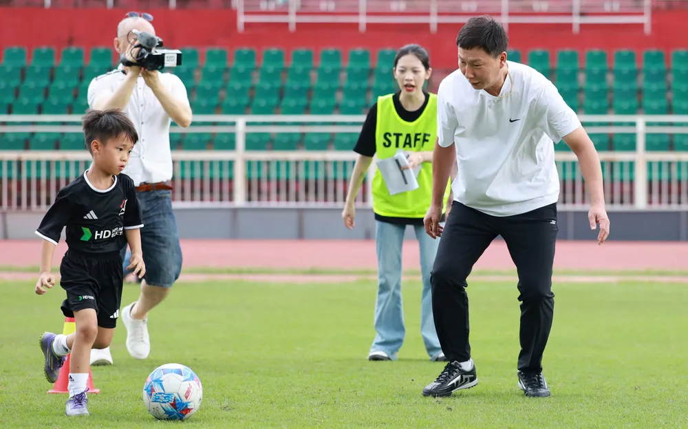 HLV Kim Sang-sik giao lưu cùng các em nhỏ tại sự kiện.