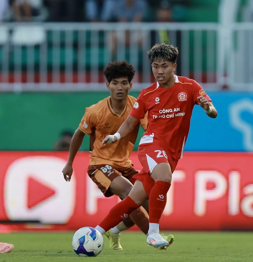 Khoa Ngô tỏa sáng với bàn thắng giúp Công an TPHCM giành trọn 3 điểm trên sân Pleiku ở vòng 15. Ảnh: MINH TRẦN