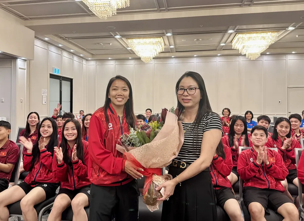 Tổng lãnh sự quán Việt Nam tại Perth tặng hoa các cầu thủ nữ nhân dịp ngày 8-3.
