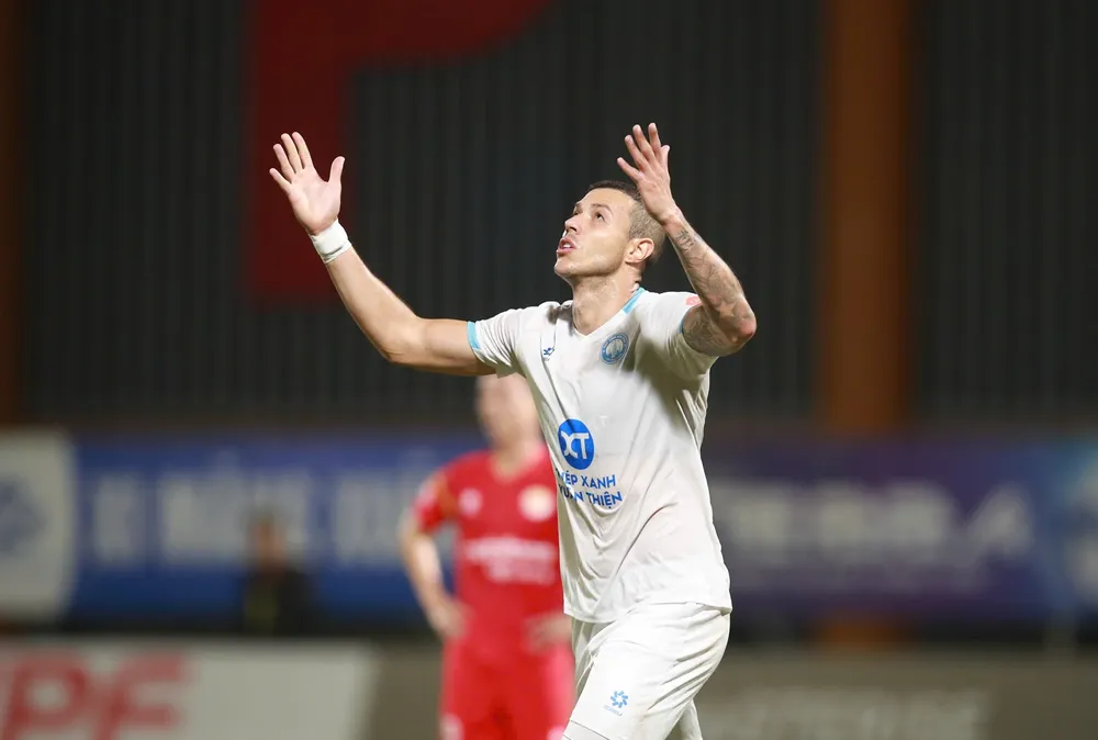 Niềm vui của Lucas sau khi ghi bàn thắng cho Nam Định vào phút bù giờ. Ảnh: QUANG DƯƠNG