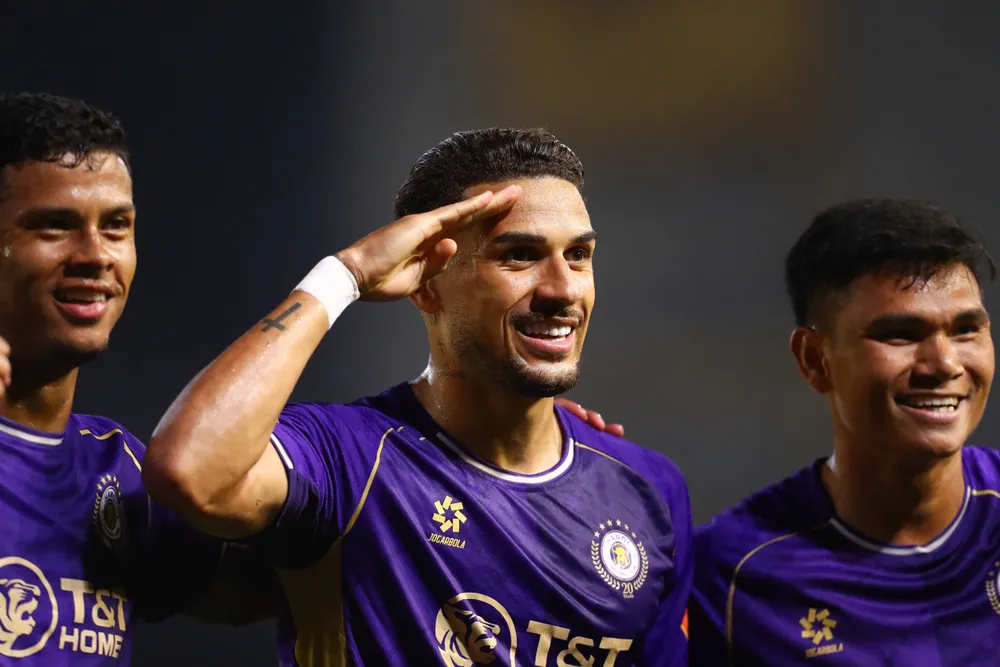 Đỗ Hoàng Hên tỏa sáng với cú đúp cho Hà Nội FC trong trận "derby thủ đô" ở vòng 15. Ảnh: MINH HOÀNG