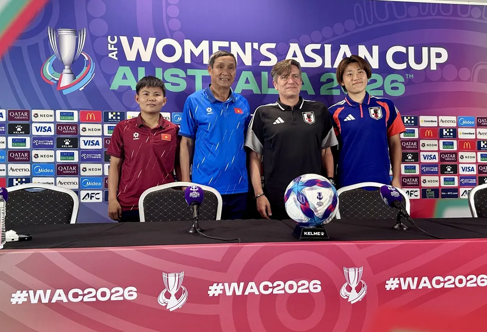 HLV trưởng và đại diện cầu thủ hai đội tại buổi họp báo trưa 9-3.