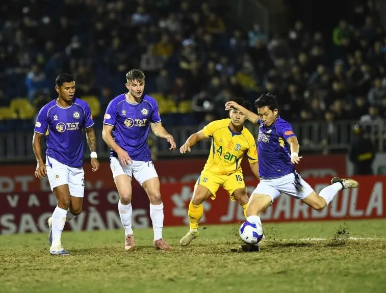Hai Long ghi bàn mở tỷ số cho Hà Nội FC trong trận thắng SLNA 3-1 ở lượt đi.