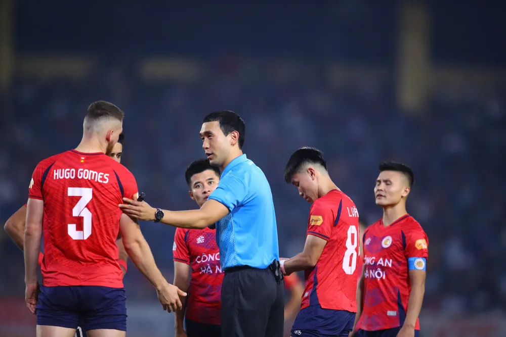 Trọng tài Kim Woo-sung. Ảnh: VPF