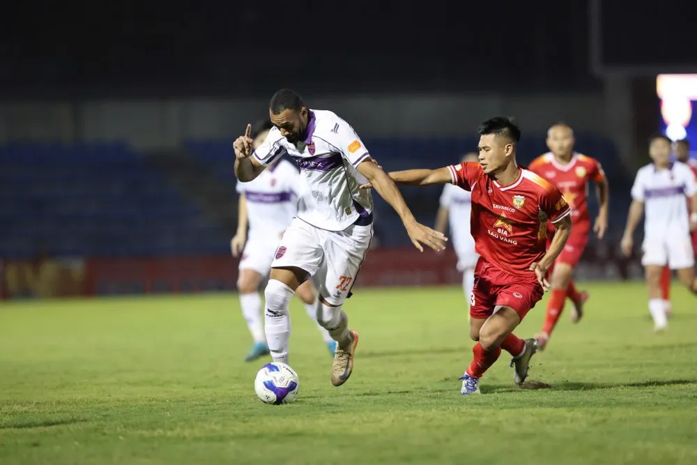 Trận lượt đi bất phân thắng bại giữa Becamex TPHCM và Hà Tĩnh. Ảnh: VPF