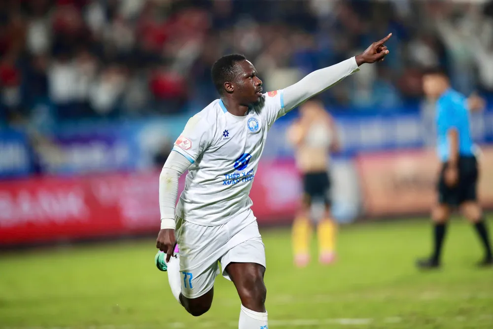 Niềm vui của Ababa sau bàn thắng mở tỷ số cho Nam Định. Ảnh: QUANG DƯƠNG