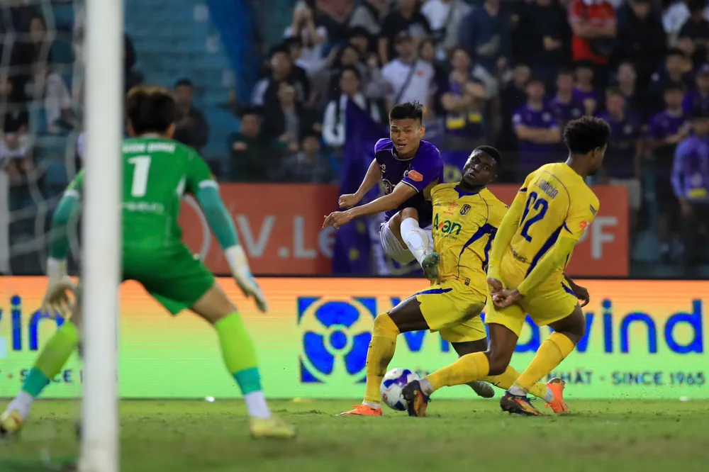 Hàng phòng ngự SLNA có trận đấu vất vả trước Hà Nội FC. Ảnh: MINH HOÀNG