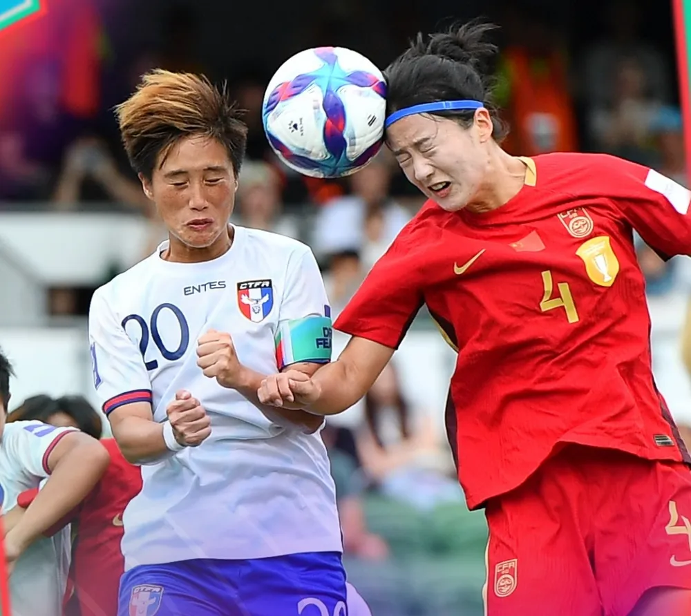 Đài Bắc Trung Hoa (áo trắng) đã gây bất ngờ cho các cầu thủ Trung Quốc qua lối chơi phòng ngự phản công được vận hành rất tốt. Ảnh: AFC