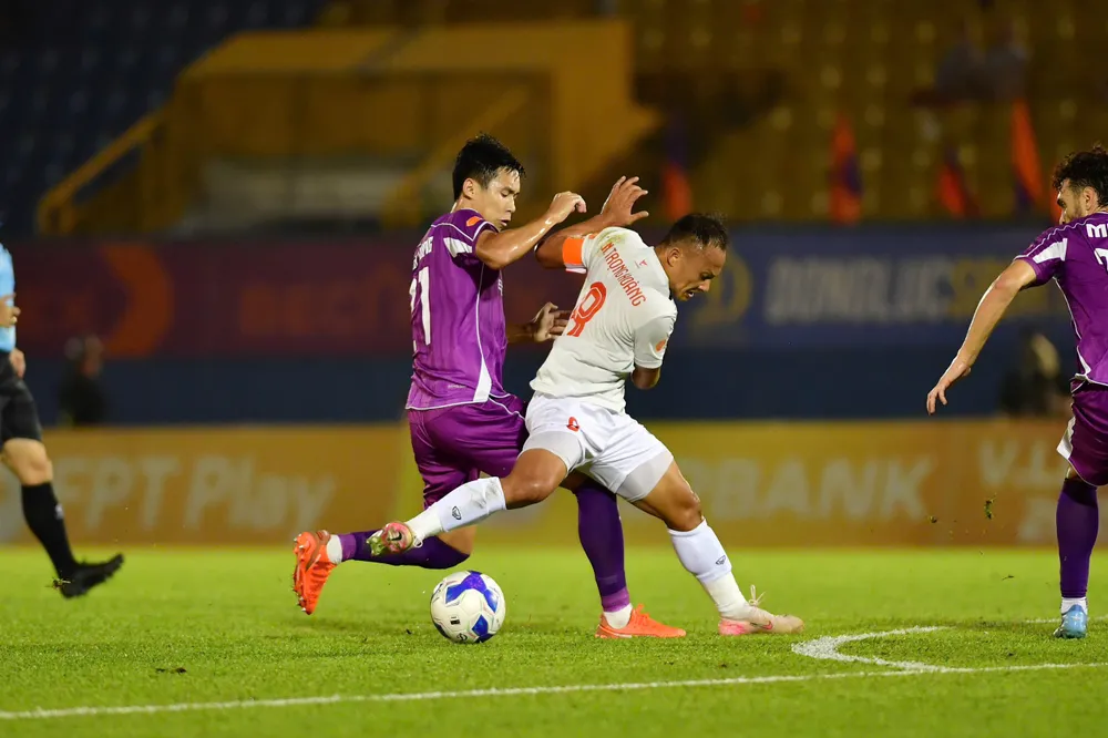 Trọng Hoàng nỗ lực đi bóng trước sự bám sát của cầu thủ đội chủ nhà. Ảnh: DŨNG PHƯƠNG