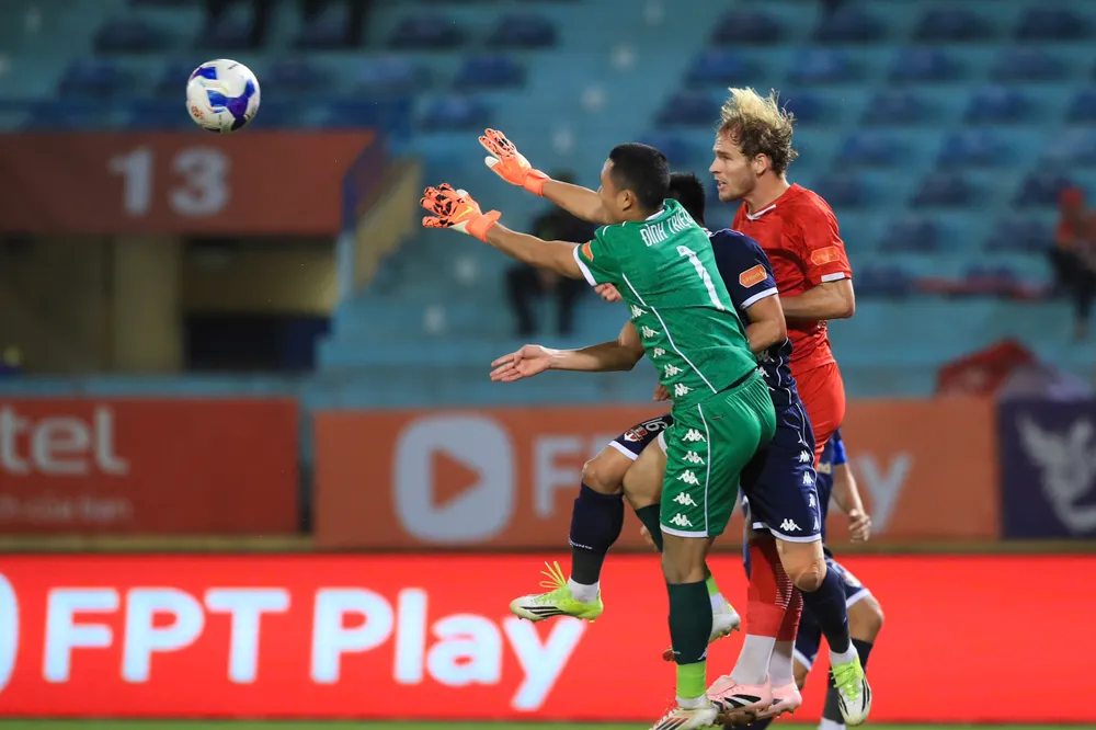 Một tình huống sóng gió trước khung thành thủ môn Đình Triệu. Ảnh: MINH HOÀNG