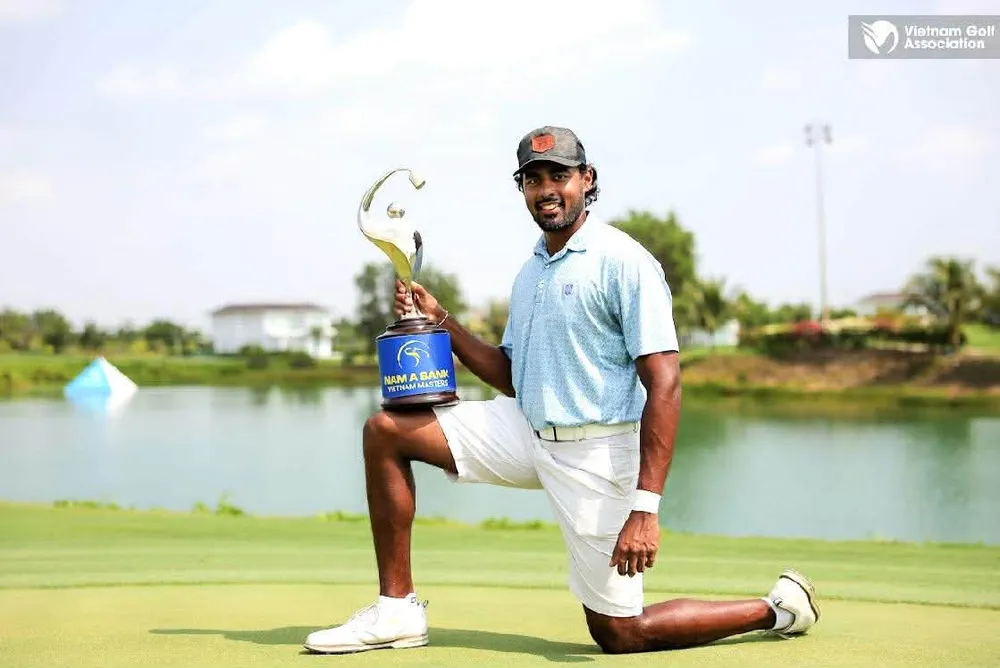 Khavish Varadan bên Cúp vô địch tại giải lần này.