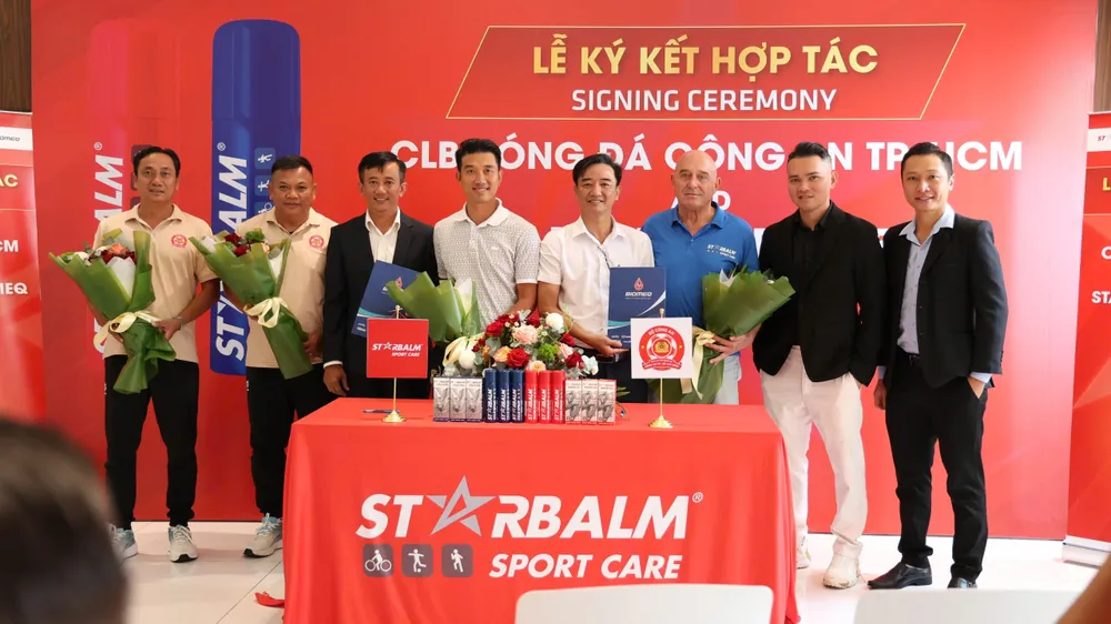 Đại diện nhà tài trợ cùng CLB Công an TPHCM tại lễ ký kết.