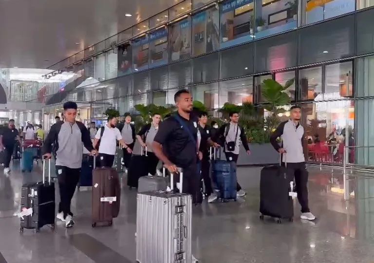 Các cầu thủ Bangladesh tại sân bay Nội Bài trưa 21-3.