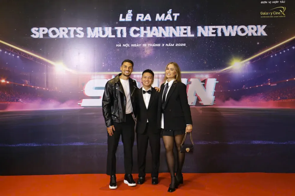 Đỗ Hoàng Hên đến chia vui cùng Kim Phúc tại sự kiện.