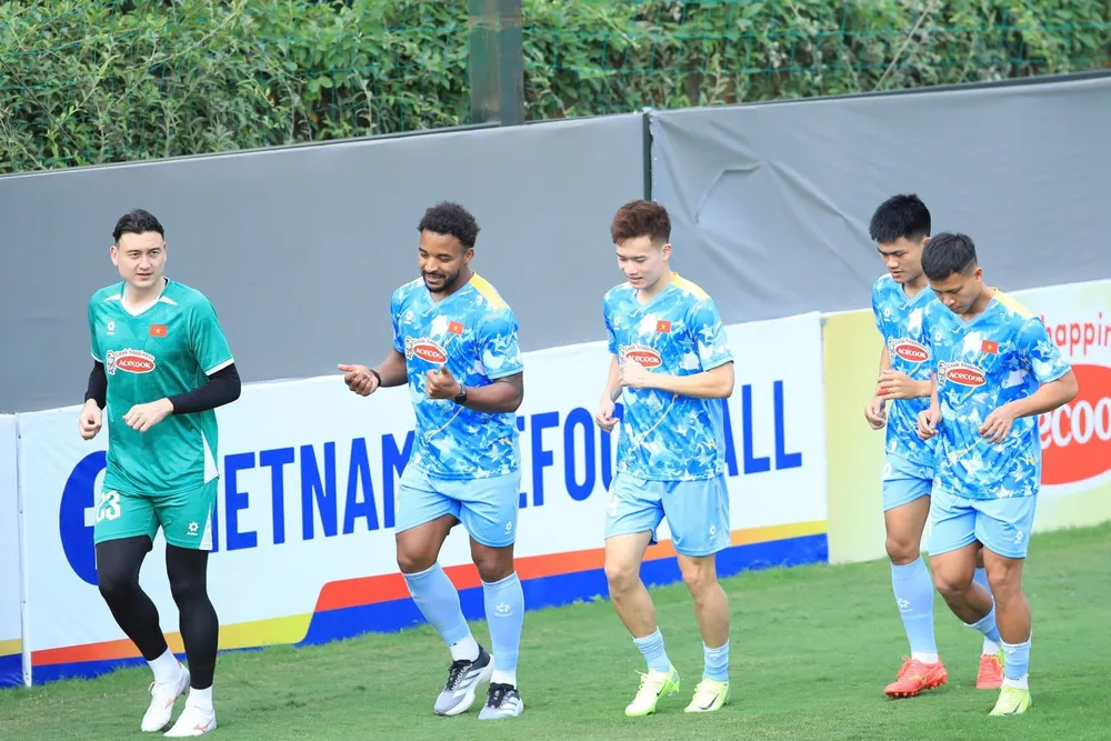 Xuân Son tập riêng cùng nhóm cầu thủ từ Ninh Bình và Viettel vừa gia nhập đội tuyển vào ngày 22-3. Ảnh: MINH DÂN