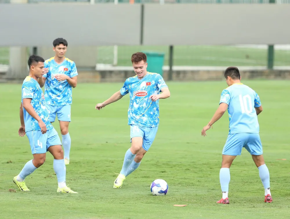 Các tuyển thủ Việt Nam nỗ lực tập luyện chuẩn bị cho hai trận đấu dịp FIFA Days sắp đến.