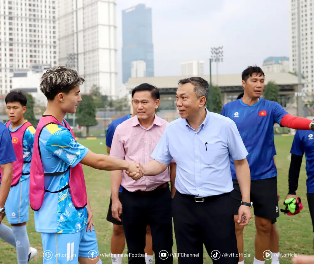 Ông Trần Quốc Tuấn và ông Trần Anh Tú gặp gỡ, động viên đội tuyển U19 Việt Nam trên sân tập chiều 23-3.