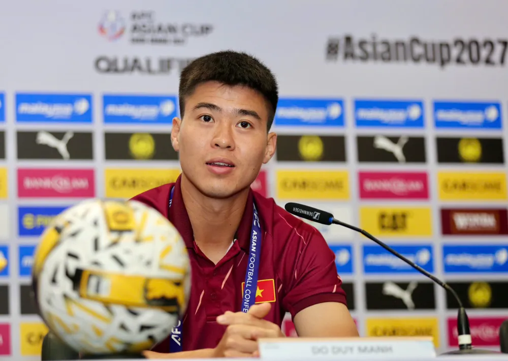 Duy Mạnh tiếp tục được tín nhiệm mang băng thủ quân đội tuyển Việt Nam.