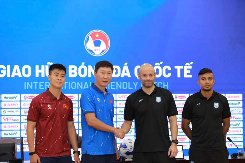 HLV Javier Cabrera bắt tay HLV Kim Sang-sik tại buổi họp báo trưa 25-3.